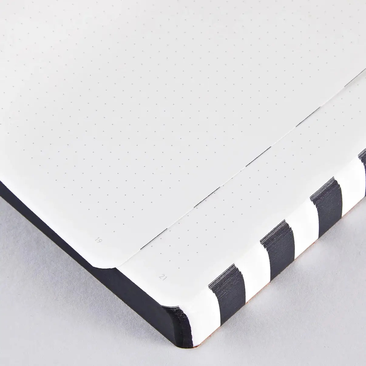 ‘Prêt-À-Écrire - Graphic Notebook  A5+ | Dot Grid