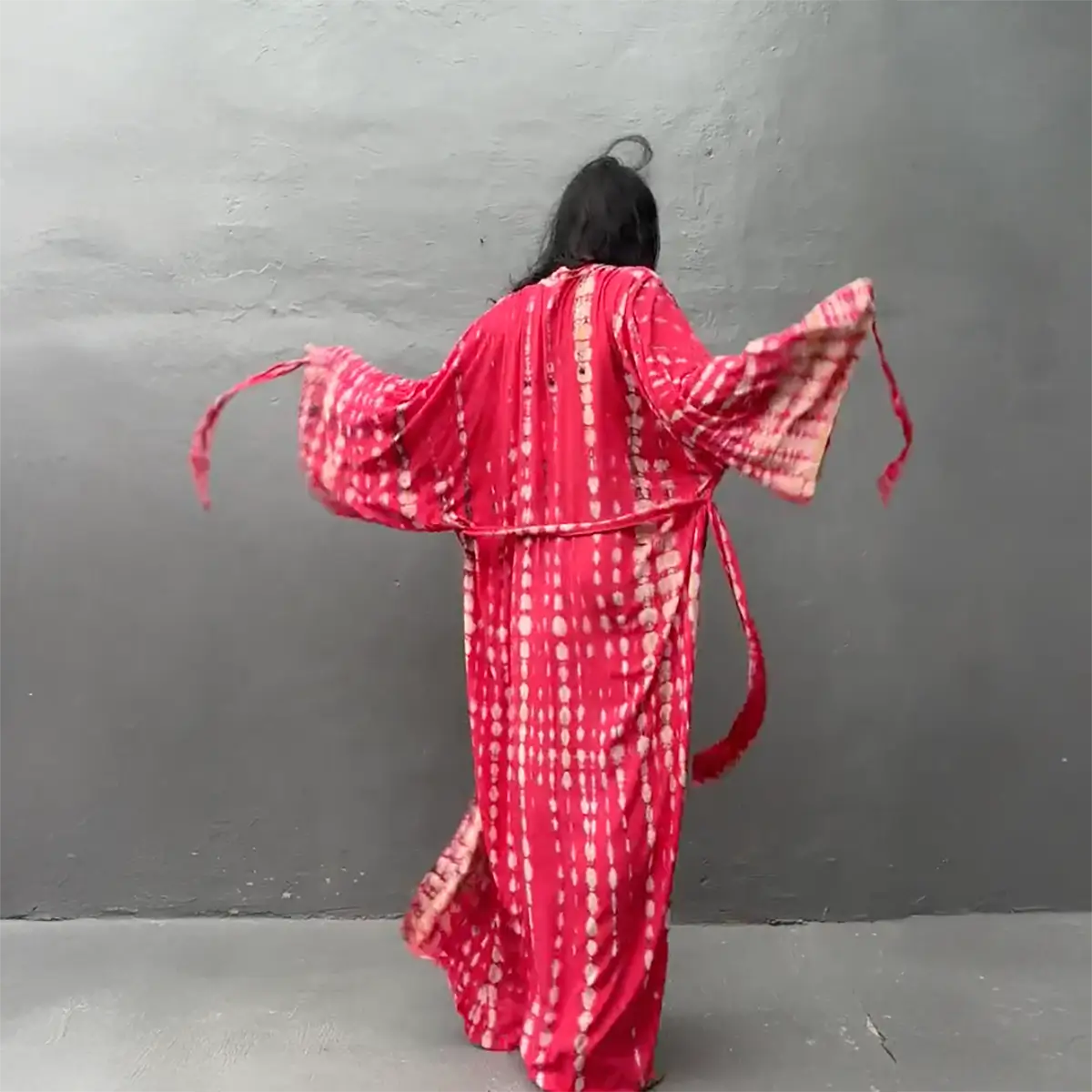 Stunning Hand-Dyed Bamboo Kimono Robe Gown with Travel Bag: Pink & White