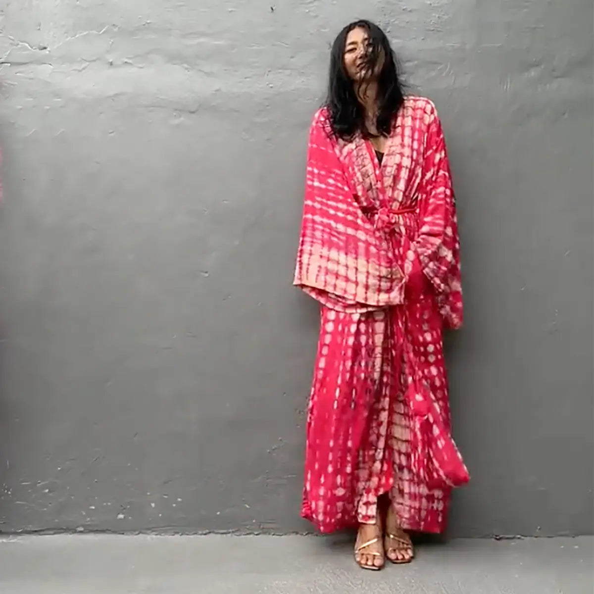 Stunning Hand-Dyed Bamboo Kimono Robe Gown with Travel Bag: Pink & White